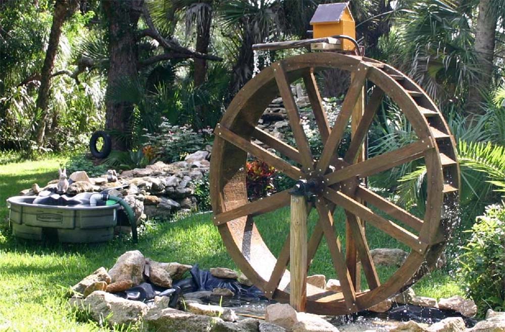 Water wheel. Водяное колесо для подъема воды. Водяное колесо на даче. Колесо водяной мельницы для подъема воды. Колесо в воде.